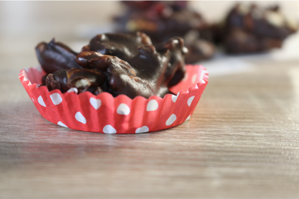 Valentines Day Cranberry Pecan Chocolate Clusters - make these for someone you love | saltsole.com