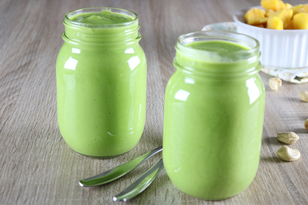 Creamy Dreamy Green Smoothie -Boost up your day with this fruity creamy dreamy green spinach smoothie | saltsole.com