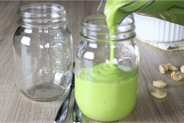 Creamy Dreamy Green Smoothie -Boost up your day with this fruity creamy dreamy green spinach smoothie | saltsole.com