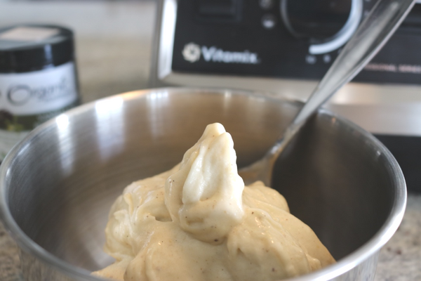 10 Minute Diary-Free Vanilla Bean Blender Soft Serve Ice Cream -Seriously crazy good, simple, fast, healthy, diary-free, no sugar  Y E S