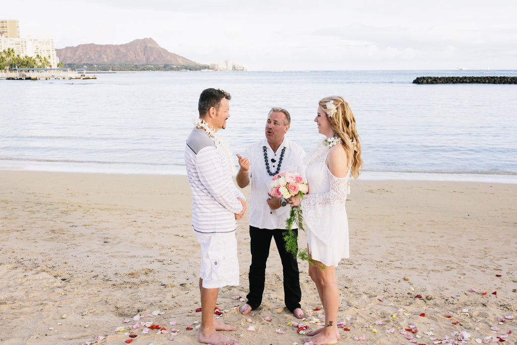 Bride and Groom Marry on Duke Kohanamoku Beach in Waikiki, Oahu, Hawaii