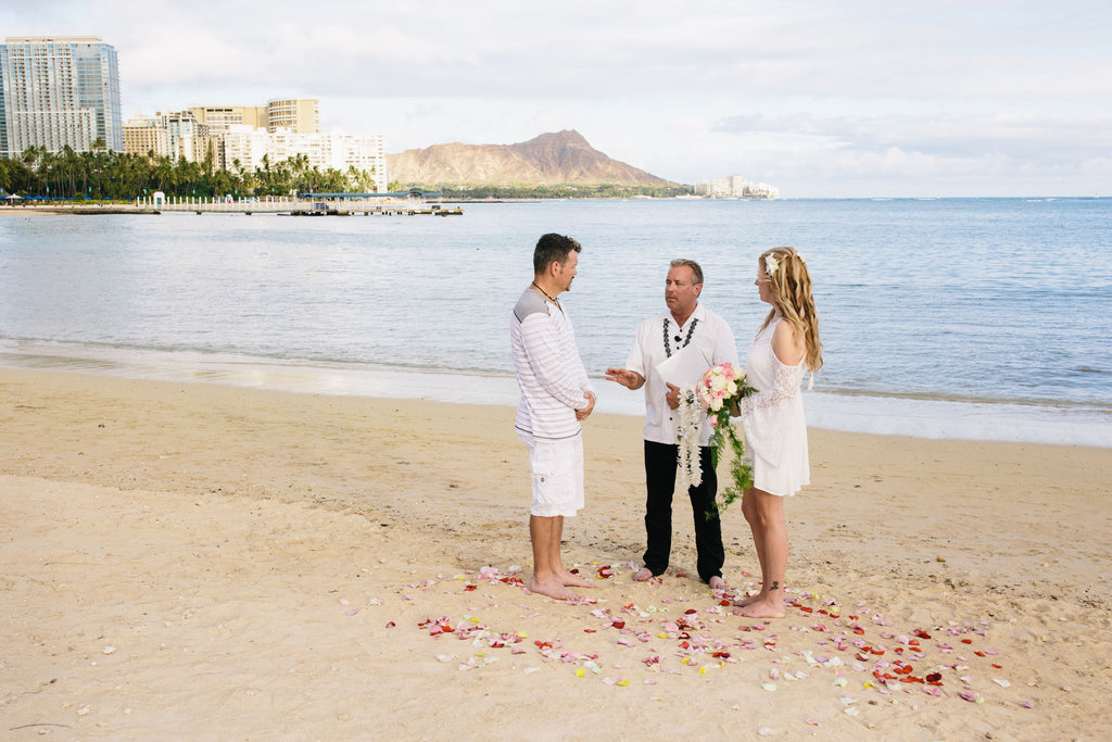 Bride and Groom Marry on Duke Kohanamoku Beach in Waikiki, Oahu, Hawaii