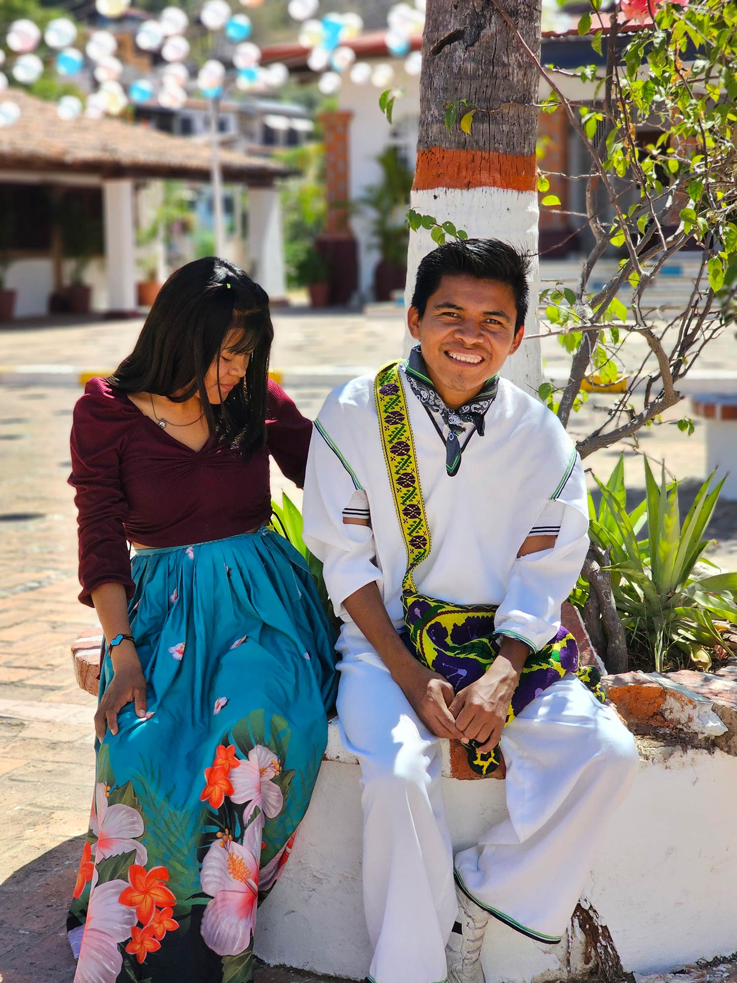 Mujer y hombre huicholes, disfrutando de la tarde en un parque en Puerto Vallarta Mexico