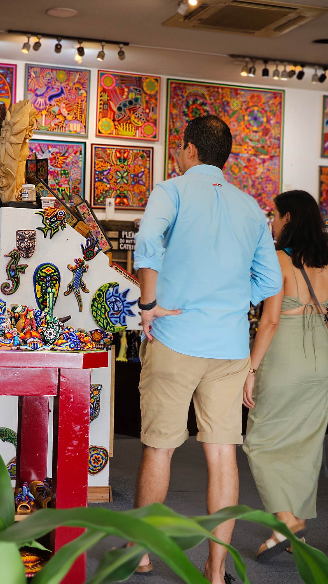 Turistas y expertos en arte en una galeria de arte huichol en puerto vallarta mexico