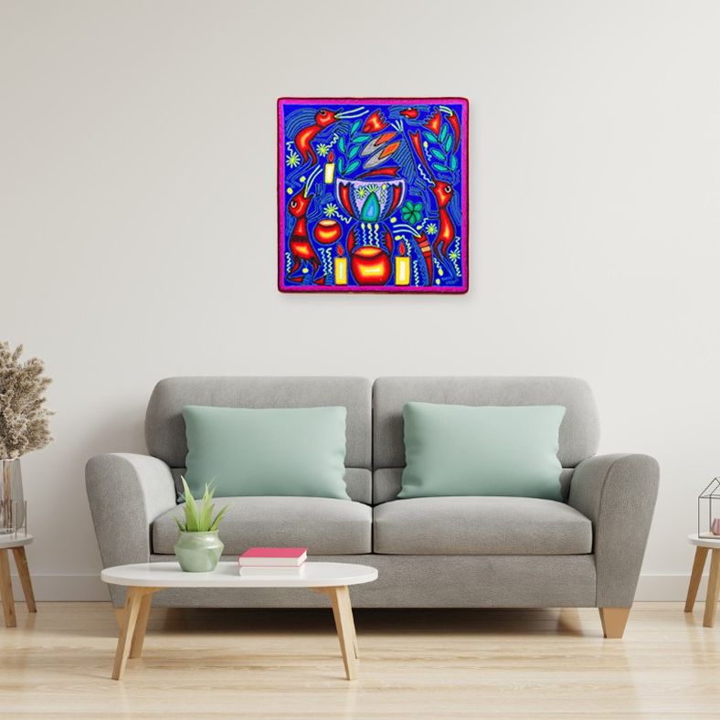 Salon con mueble y un cuadro en estambre de arte huichol con colores wixarikas