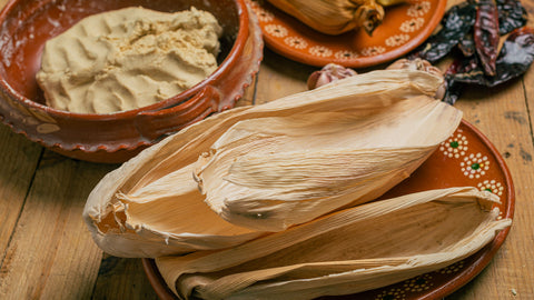 Tamal tradicional mexicano de maiz nixtamalizado