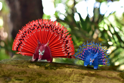 dos alebrijes tradicionales artesanales mexicanos