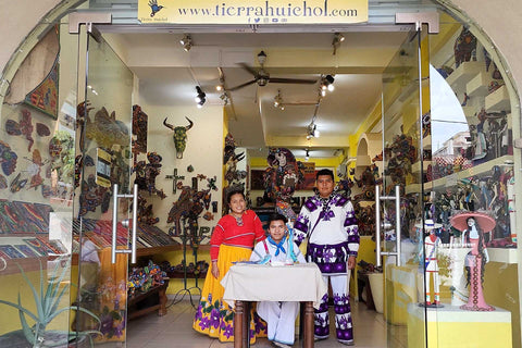 familia-wixarika-en-galeria-tierra-huichol