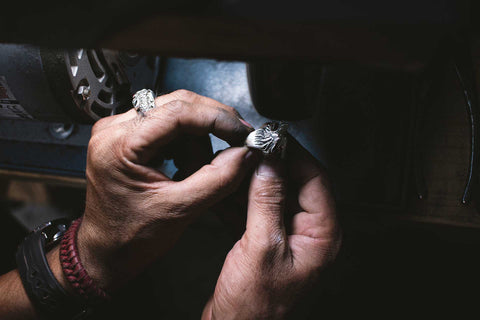 manos-de-artista-creando joyas de plata en taxco