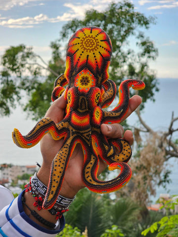 pulpo-en-chaquiras-de-color-amarillo,-rojo-y-negro,-artesania-huichol