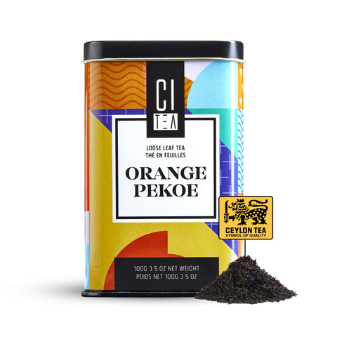 Boîte de thé noir Orange Pekoe avec thé en feuilles à côté