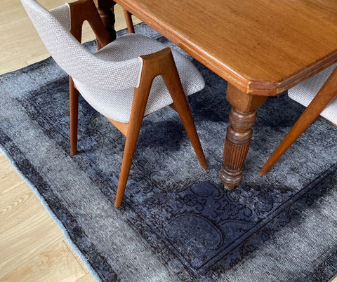 https://cdn.shopify.com/s/files/1/0808/9957/2018/files/the_ultimate_dining_table_rugs_guide_480x480.jpg?v=1694783614