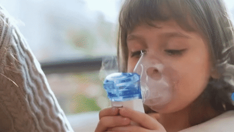 Nebulizador N-Tech para todas as idades: GIF mostrando uso fácil e confortável para crianças, bebês e idosos.