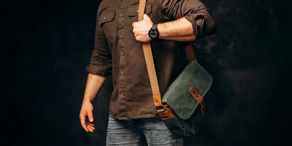 Homme portant une sacoche bandoulière en toile