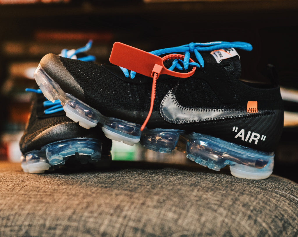 off white vapormax with blue laces