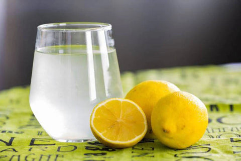 Agua con sal de himalaya y jugo de limón.