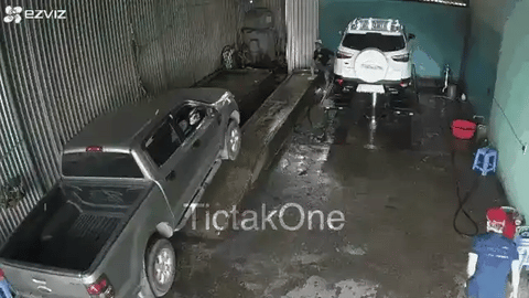 Accident when washing the car's underbody with a 1-pillar lift