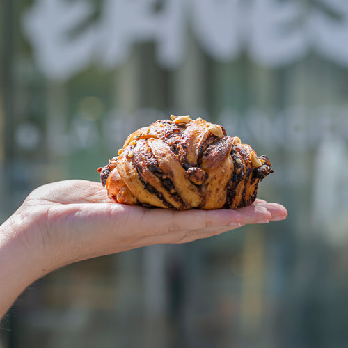 Une babka chocolat noisette dans un main