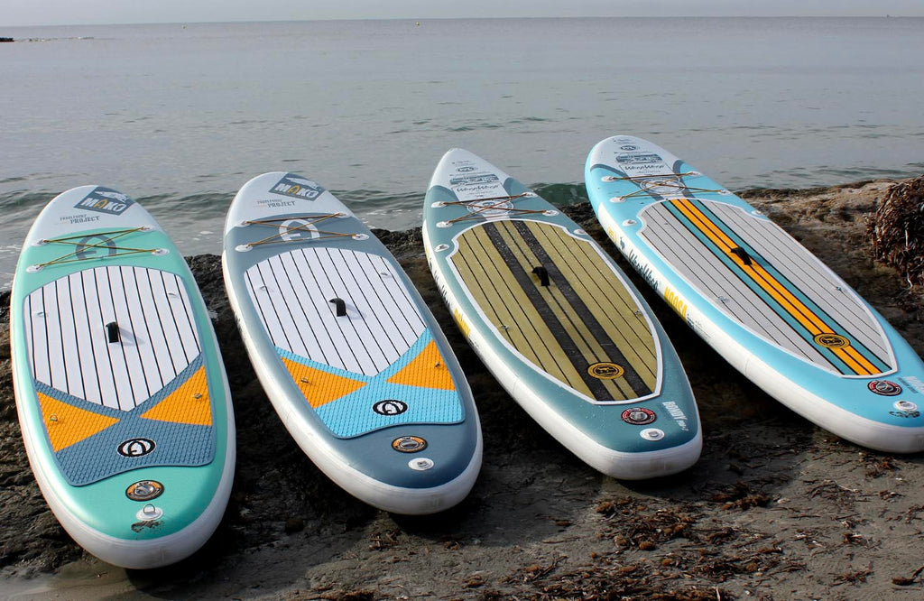 varias-tablas-paddle-surf-hinchables-en-una-cala
