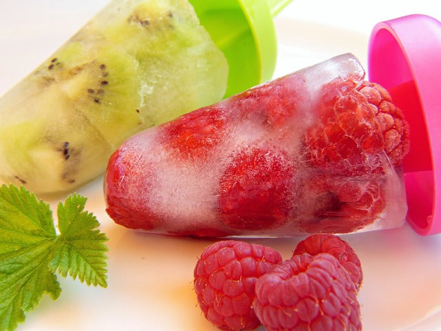 Homemade fruit popsicles - Fun activity with kids