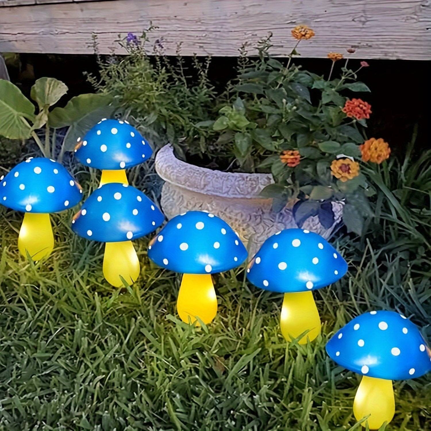 Product Image for Avelena | Lampe Energiesparende Gartenbeleuchtung mit 8 Modi, 6 Ganze Blaue Champignons