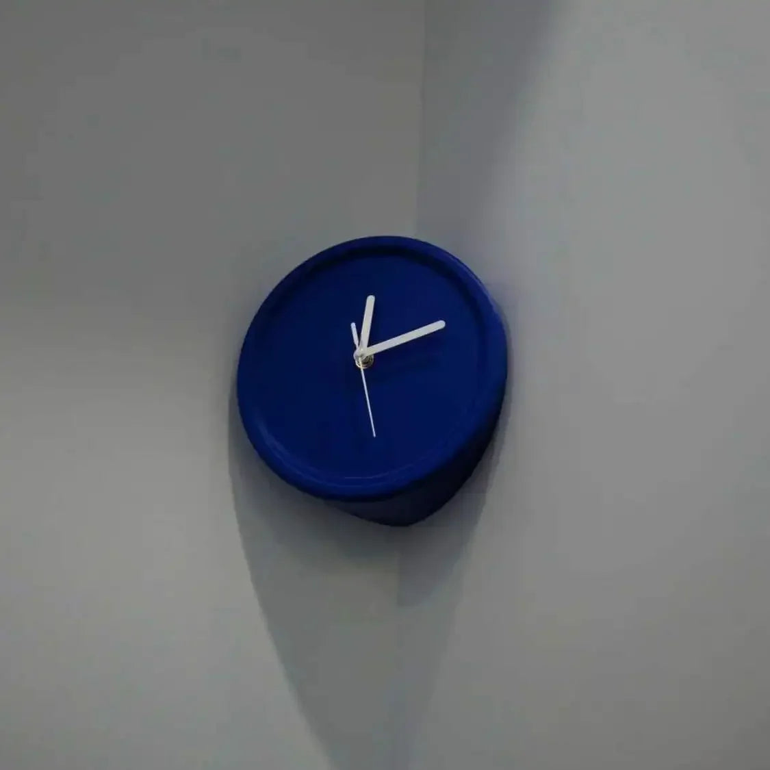 Product Image for Avelena | Uhr Stilvolle Stille Wanduhr Ohne Bohren, Dunkelblau