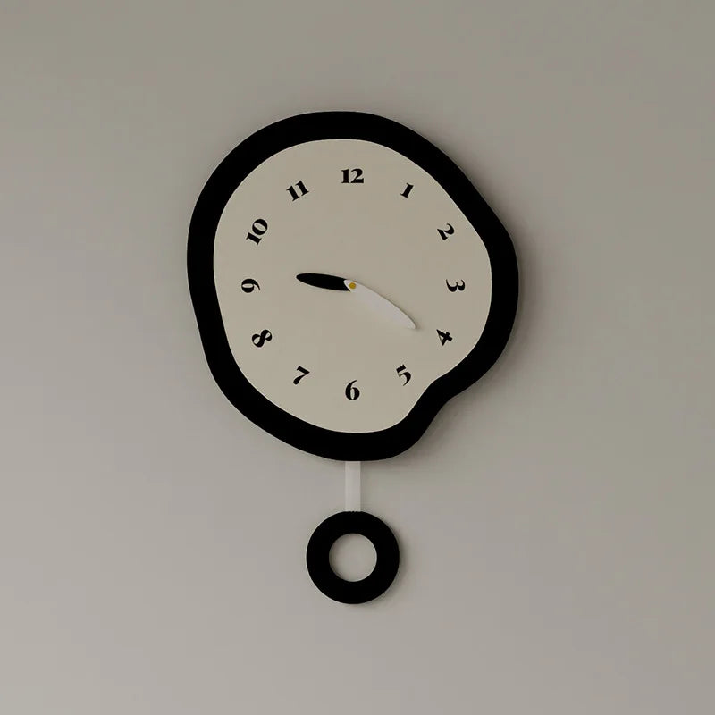 Product Image for Avelena | Elegante Skandinavische Wanduhr, Mit Girlande / 28x30cm
