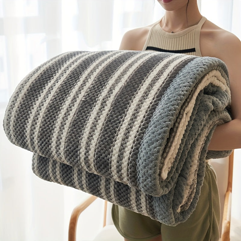 Product Image for Avelena | Plaid Luxe Milchfleece Decke für Ultimativen Komfort, Grau gestreift / 150x200cm