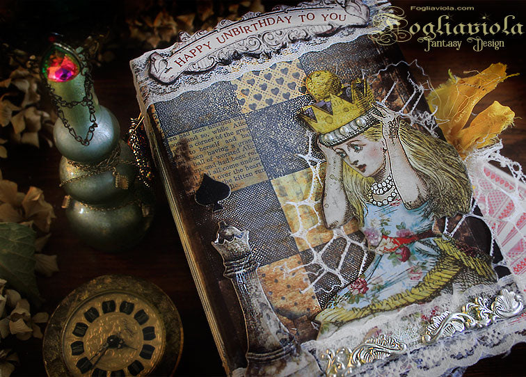 diario di Alice nel Paese delle Meraviglie con corona gialla