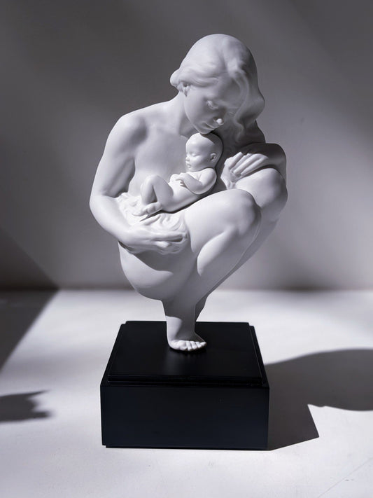  LLADRO Mother Figure A Mother's Embrace in Matte Satin Green  Porcelain. Decorative Figure of a Woman and her Baby in Arms. : Home &  Kitchen
