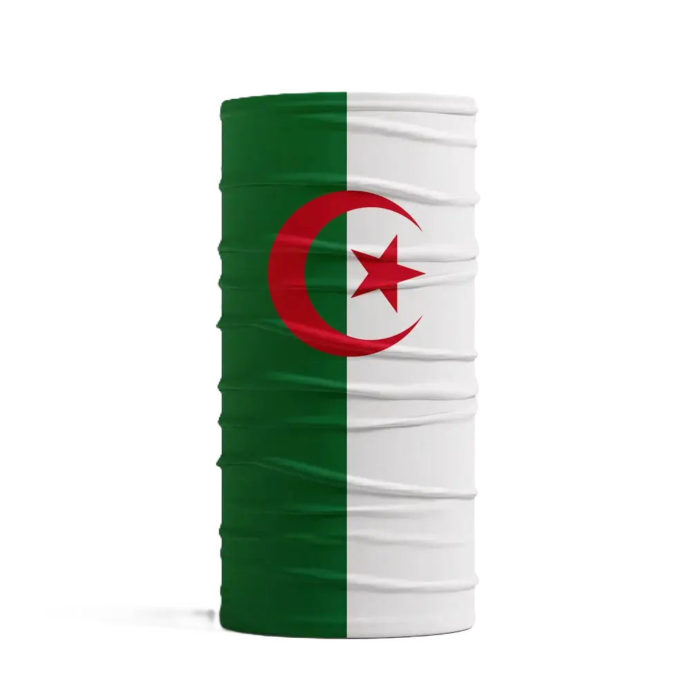 Une Cagoule Algérie tubulaire en tissu extensible, imprimée avec le drapeau algérien. L'accessoire est roulé sur lui-même pour montrer son design en vert, blanc et rouge avec le croissant et l’étoile.