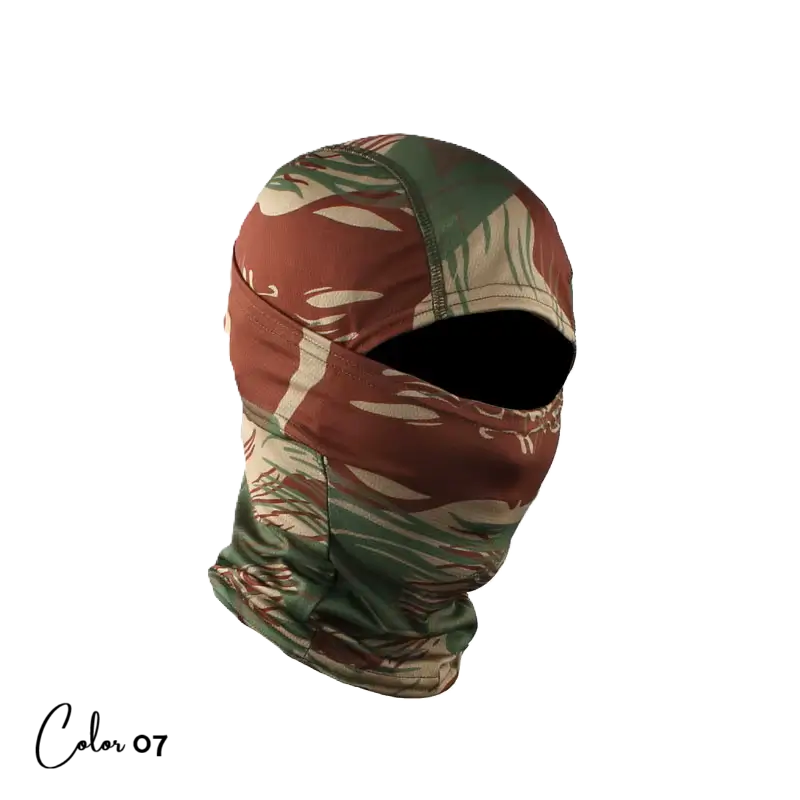 Cagoule balaclava camouflage vert et marron pour activités de plein air, chasse, randonnée ou sports extrêmes, offrant une protection optimale du visage.