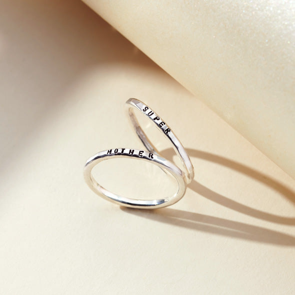 men's interlinking silver ring necklace held by model