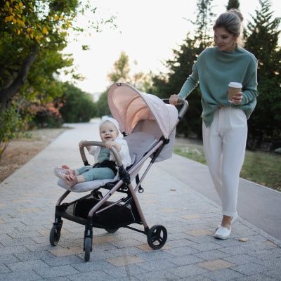 maman avec une poussette compacte pratique pour les balades
