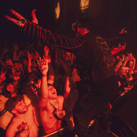 Venjent live on stage in shoreditch Village underground wearing Rags by Jak Raider tshirt in black and orange