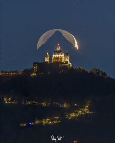 La Lune, le mont Viso et la basilique de Superga par le photographe Valerio Minato