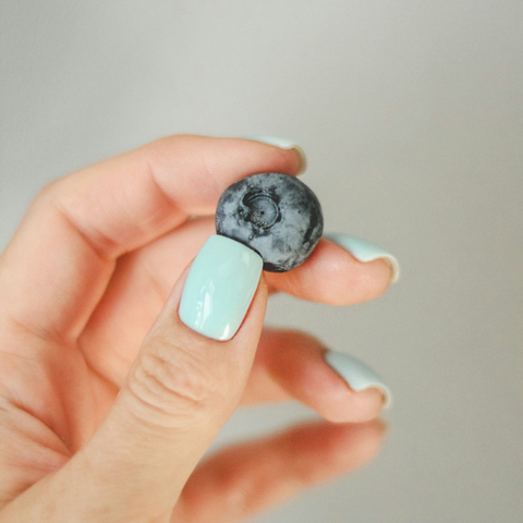 Atrévete con un color azul en tus uñas, perfectas para el verano