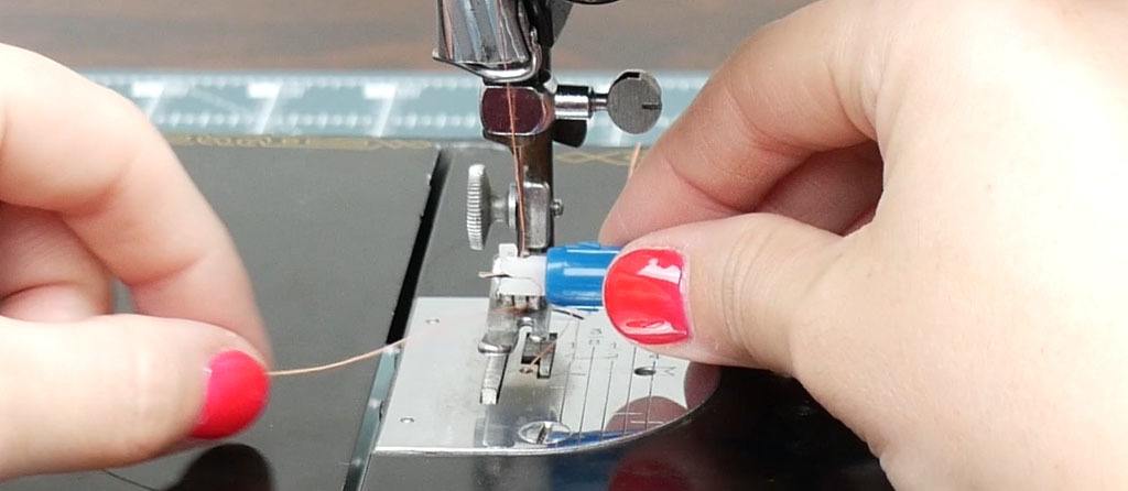 threading a sewing machine needle