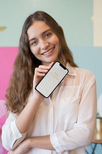 mockup-of-a-smiling-girl-showing-an-iphone-xs-25362.png__PID:94bbe089-a29a-41a2-a071-e77a973730e0