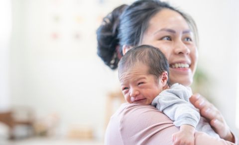 Comment aider bébé à faire son rot après le repas ?