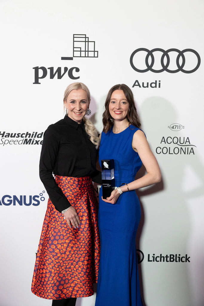 | Linda Kurz (Audi) überreichte den Innovation Award an Lena Weirauch (ai-omatic)