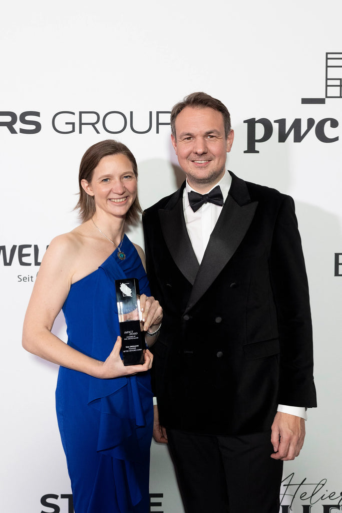 | Impact Award Gewinnerin Tina Dreimann (better ventures) mit Laudator Florian Nöll (PwC)