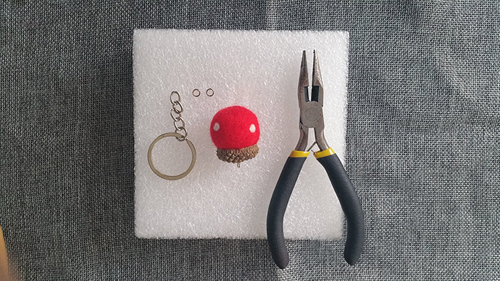 needle felt tutorials for beginners --How to make necklace, bracelet and keycharm with needle felted balls_82