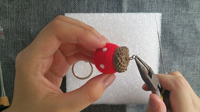 needle felt tutorials for beginners --How to make necklace, bracelet and keycharm with needle felted balls_82