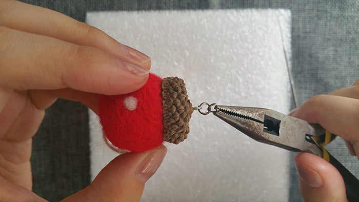needle felt tutorials for beginners --How to make necklace, bracelet and keycharm with needle felted balls_82