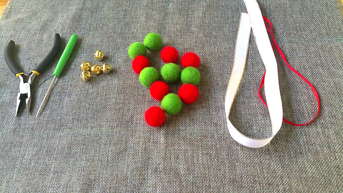 needle felt tutorials for beginners --How to make needle felted Christmas ornament mini wreath