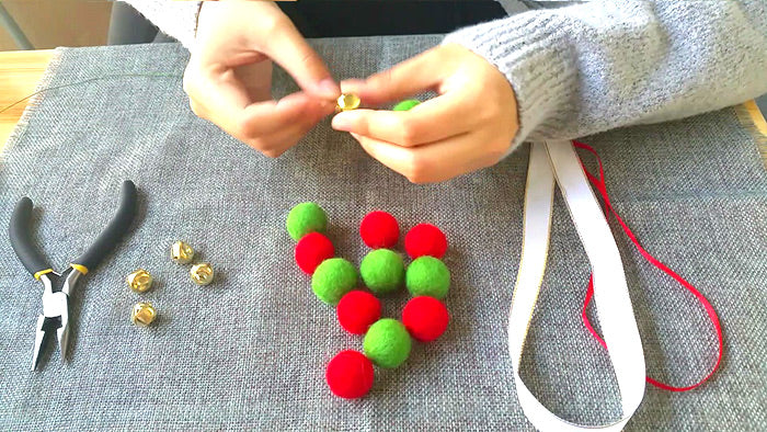 needle felt tutorials for beginners --How to make needle felted Christmas ornament mini wreath