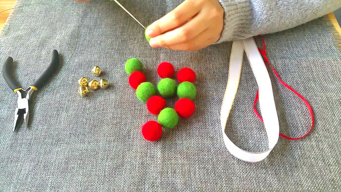 needle felt tutorials for beginners --How to make needle felted Christmas ornament mini wreath