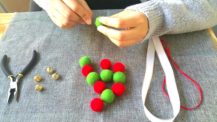 needle felt tutorials for beginners --How to make needle felted Christmas ornament mini wreath