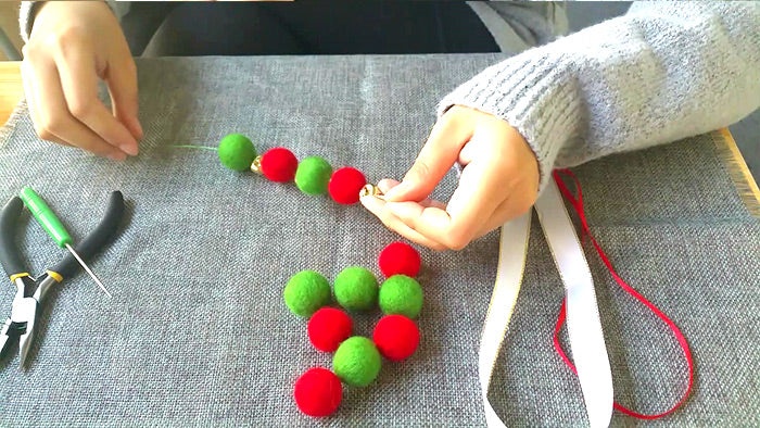 needle felt tutorials for beginners --How to make needle felted Christmas ornament mini wreath